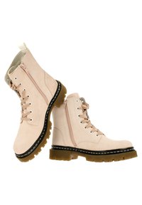 Botas de tobillo de ante beige con cordones y cremalleras laterales, suelas gruesas de color marrón oscuro y banda de rodadura resistente para uso al aire libre.