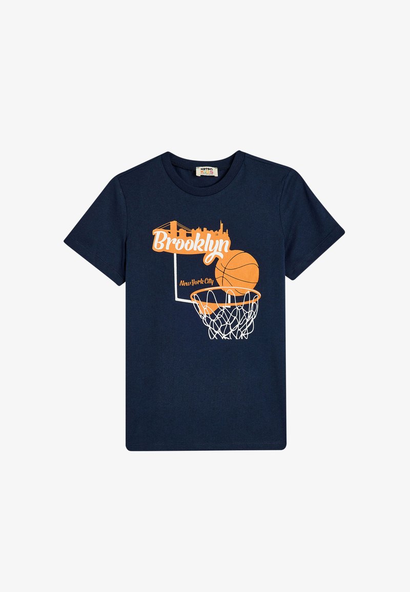 Camiseta de algodón azul marino que presenta un diseño gráfico de un balón de baloncesto y el texto "Brooklyn, Ciudad de Nueva York" sobre un aro.