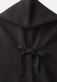 Suéter preto de malha com capuz, apresentando uma textura canelada e um fecho frontal com laço. O material parece suave e espesso.
