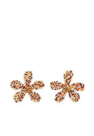 Kolczyki w kształcie kwiatu wykonane z małych pomarańczowych, brązowych i złotych koralików ułożonych w pięć płatków z grupkami złotych koralików w środku.