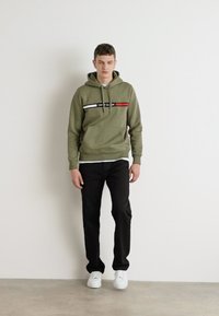 Tommy Hilfiger CHEST INSERT - Felpa con cappuccio - green