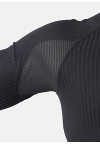 Zwarte sportshirt met ribbelstructuur en een netpaneel onder de arm voor ademend vermogen. Het naadloze ontwerp verhoogt het comfort.