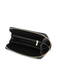 Portafoglio in pelle nera con chiusura con zip dorata, multiple fessure per carte e un comparto per monete con zip, caratterizzato da una superficie liscia e un design semplice.