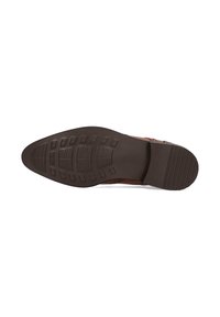 Chaussure en cuir brun avec une semelle en caoutchouc texturé, présentant un bout pointu et un motif de semelle pour une meilleure adhérence.