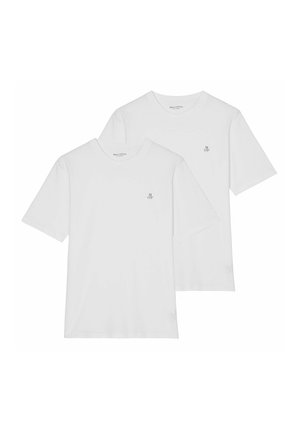 Zwei schlichte weiße Kurzarm-T-Shirts mit rundem Ausschnitt und kleinem „M O P“-Logo auf der linken Brust, die sich auf weißem Hintergrund überlappen.