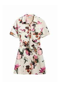 Sukienka w kwiaty z krótkim rękawem uszyta z lekkiego materiału, z zapięciem na guziki z przodu, dwiema kieszeniami na piersi oraz pasującym paskiem z tego samego materiału, umożliwiającym regulację dopasowania.