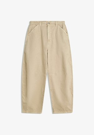 Pantalons en coton beige à pattes larges et taille haute, dotés de poches avant et d'une fermeture à bouton sur le devant. Texture lisse avec coutures soignées.