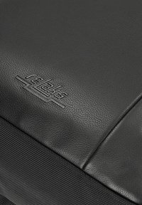 Borsa in pelle nera con superficie testurizzata, logo in rilievo e bordatura in tessuto a contrasto. Il design è elegante con una silhouette moderna.