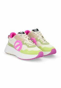 Schnürschuhe aus Mesh, Wildleder und Gummi; Farbschema in Creme, Grün und Pink; strukturierte weiße Sohle mit pinken Akzenten.
