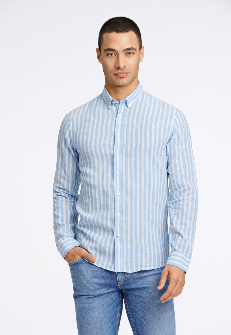 Jasnoniebieska i biała koszula z guzikami w paski, wykonana z bawełnianej tkaniny, z kołnierzykiem w szpic, długimi rękawami i dopasowanym krojem.