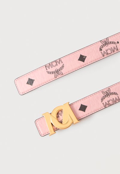 Ceinture en cuir rose avec logos MCM noirs et symboles de diamant, avec une boucle MCM entrelacée dorée.