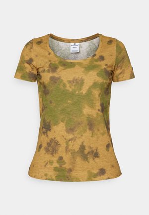 T-shirt z krótkim rękawem w musztardowym kolorze z zielonymi i brązowymi wzorami tie-dye; miękka tkanina, okrągły dekolt i dopasowany krój.