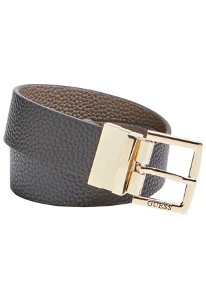 Czarny pasek ze skóry z fakturą, zwinięty, z błyszczącą prostokątną złotą klamrą z wygrawerowanym napisem "GUESS" na końcu.