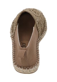 Zapato de tela marrón tipo slip-on con ribete de paja trenzada, punta afilada, detalles cosidos y una pequeña lengüeta en la parte trasera.