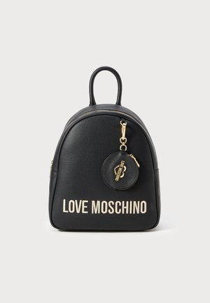 Svart teksturert ryggsekk med topphåndtak, gullglidelås, rund myntlomme og "LOVE MOSCHINO" brodert i hvitt foran.