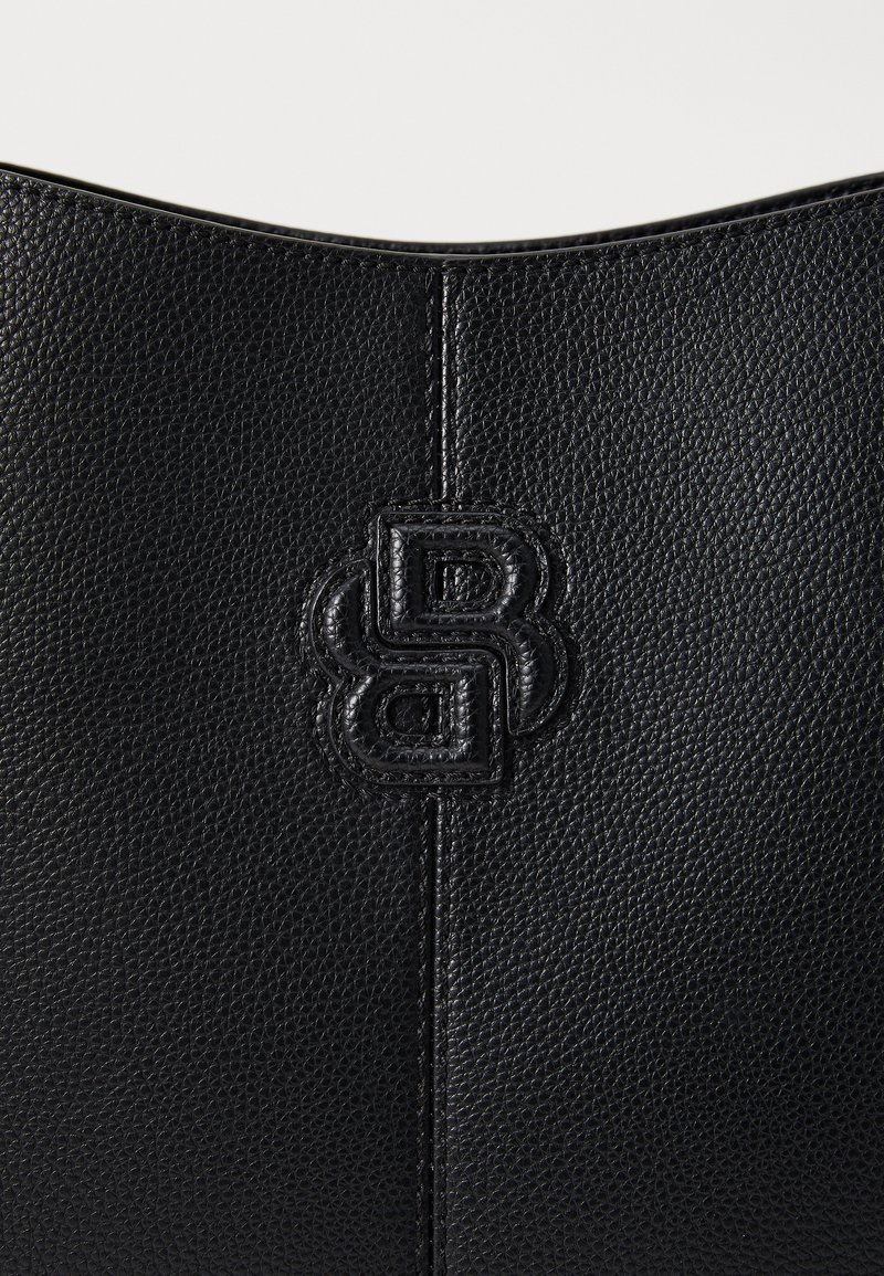 Borsa in pelle nera con texture caratterizzata da un logo impresso. Superficie liscia con una leggera venatura e linee pulite, che mettono in risalto il suo design strutturato.