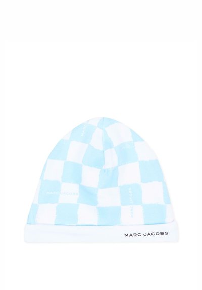 Chapeau de bébé à carreaux bleu clair et blanc avec "MARC JACOBS" imprimé sur le bord blanc replié.