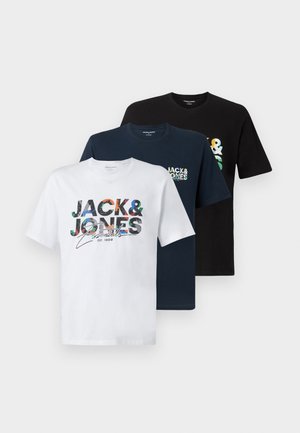 Tri bombažna T-majice: ena bela z barvitim logotipom, ena mornarsko modra z majhnim logotipom, ena črna. Kratke rokave, okroglo ovratnik, sproščen kroj.