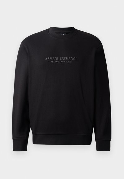Sweat-shirt noir à col rond avec "ARMANI EXCHANGE MILANO / NEW YORK" en texte en relief sur le devant. Le tissu est lisse avec des poignets côtelés.