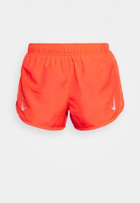 Kirkkaan oranssit urheilushortsit, joissa on joustava vyötärönauha ja pienet valkoiset Nike-logot molemmilla puolilla, kuvattu edestä.