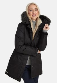 Czarna ocieplana parka z futrzanym kapturem, zamkiem błyskawicznym z przodu oraz zatrzaskami, z teksturowanym materiałem i logo marki na dolnym hemie.