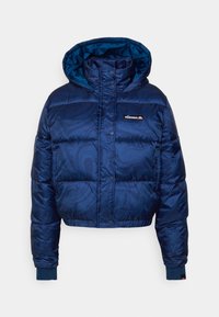 Krótkia niebieska kurtka puchowa o błyszczącym wykończeniu, z kapturem, zapięciem na napy oraz naszywką z logo na piersi; ma delikatne wirujące wzory i prążkowane mankiety.