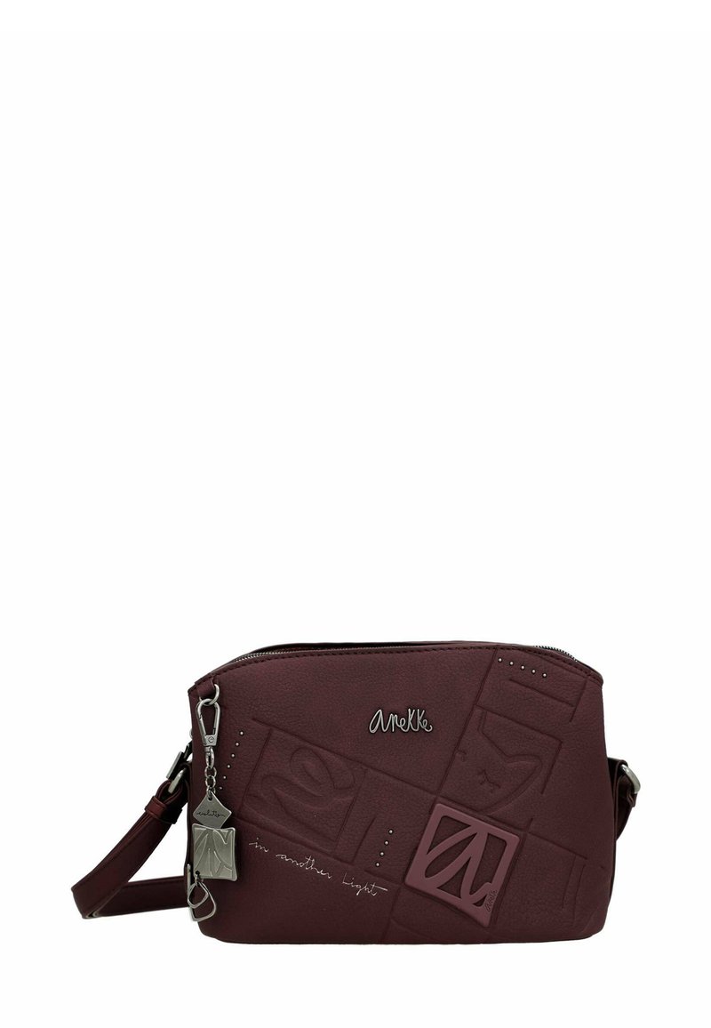 Bolso sintético burdeos con patrones grabados, herrajes en plata, cierre de cremallera y un charm removible con el logotipo de la marca.