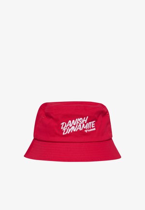 Rode emmerhoed met witte geborduurde tekst "DANISH DYNAMITE" en klein Hummel-logo op de voorkant.