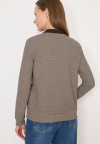 Pull-over tricot rayé marron et crème avec un col et des poignets côtelés, présentant une coupe décontractée et un ourlet uni.