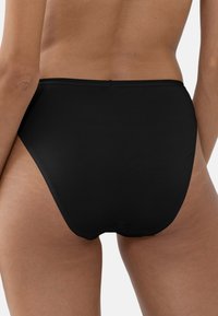 Schwarze hoch taillierte Badehose, hergestellt aus glattem Stoff, mit einem schlichten Bund, minimalen Nähten und einem Design mit voller Rückendeckung.
