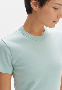 T-shirt in cotone azzurro chiaro con scollatura rotonda e maniche corte, texture morbida e senza motivi o accenti visibili.