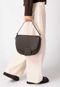 Bree FLAP THE ICONS TOP - Sac à main - dunkelbraun