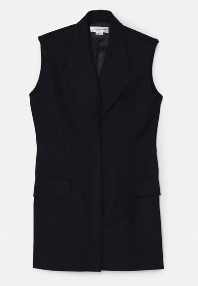 Črni krojeni brezrokavnik z strukturirano zasnovo, ostrimi reverji in sprednjimi žepi. Ima gladko notranjo podlogo.