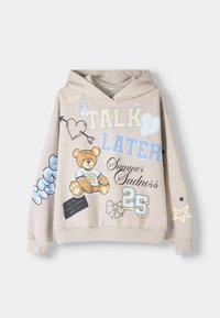 Beige hoodie med teddy bear-grafik, "PRATAR SENARE," "Sommarens sorg," och olika stjärnor, hjärtan och textdesign i pastellfärger.
