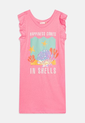 Robe rose sans manches avec épaules volantées, imprimé paysage marin avec étoiles de mer, coquillage, corail et texte « Le bonheur vient dans les coquillages. »