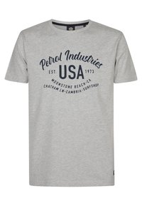 Šedé bavlněné tričko s tmavě modrým potiskem, který zahrnuje nápisy "Petrol Industries," "USA 1973" a podrobnosti o lokalitě. Krátké rukávy, kulatý výstřih.