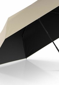 Zwarte en beige paraplu met een driehoekige canopy-vorm; matte stofstructuur; versterkt metalen frame; contrasterende binnenkleur.
