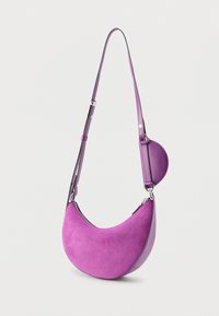 Μωβ σουέντ τσάντα ώμου με καμπυλωτό σχήμα, ρυθμιζόμενο δερμάτινο λουρί και στρογγυλή τσέπη με φερμουάρ. Λείο υλικό και μοντέρνος σχεδιασμός.