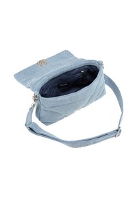 Borsa a tracolla in denim blu chiaro con pattina pieghevole, hardware in argento e un ampio interno con fodera nera brandizzata.