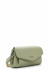 Borsa clutch in pelle verde con superficie strutturata, chiusura a patta e hardware argentato. Presenta una tracolla rimovibile per maggiore versatilità.