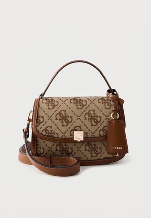 Sac bandoulière marron imprimé monogramme avec poignée supérieure, fermoir doré, garniture en cuir et une étiquette en cuir embossée "GUESS."