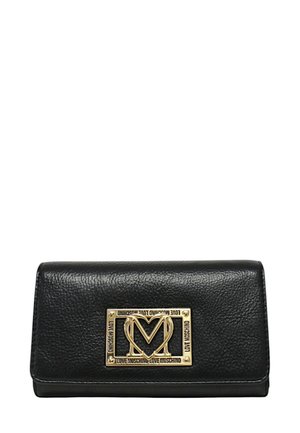 Portafoglio in pelle nera con una placca logo rettangolare in tono oro che riporta il testo "LOVE MOSCHINO" e una superficie testurizzata. Design pieghevole.