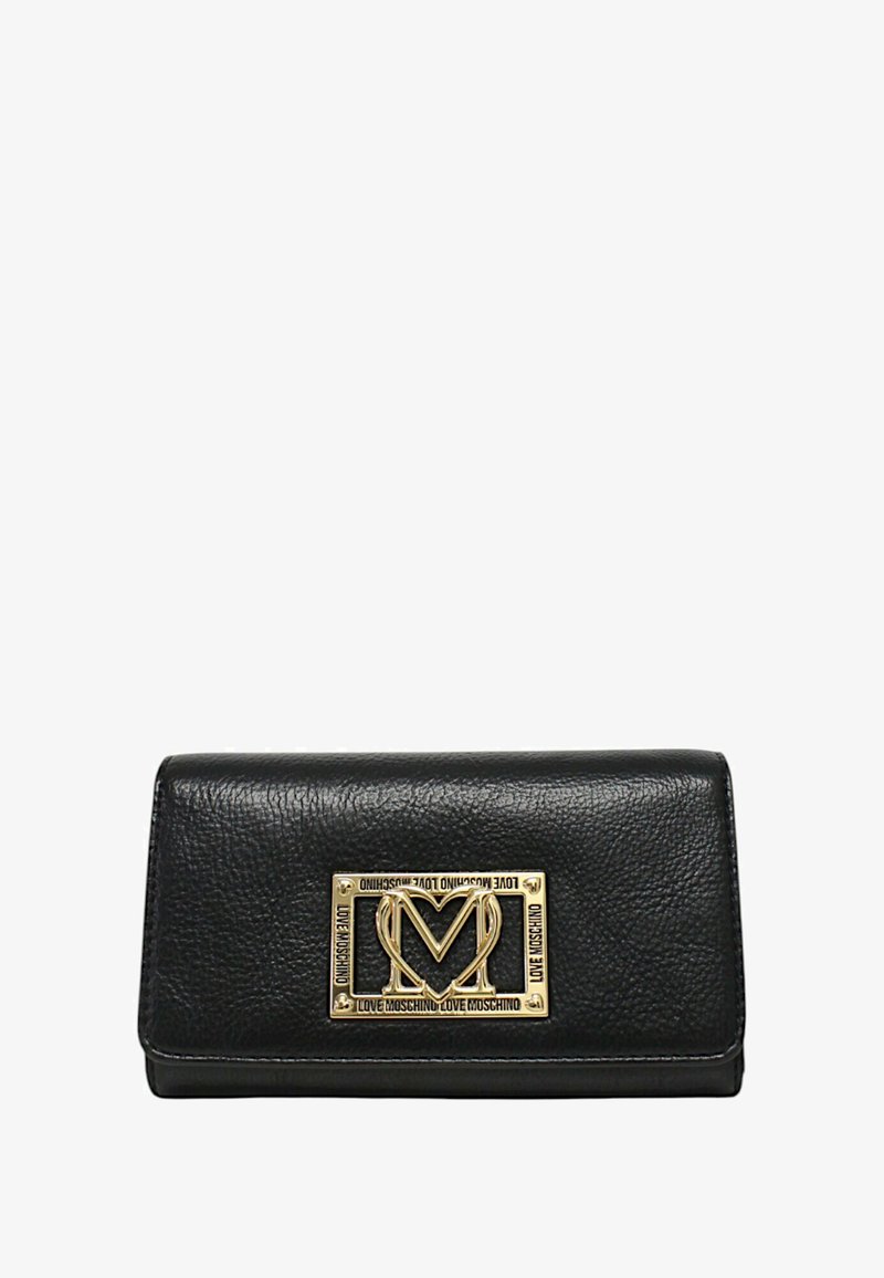 Portafoglio in pelle nera con una placca logo rettangolare in tono oro che riporta il testo "LOVE MOSCHINO" e una superficie testurizzata. Design pieghevole.