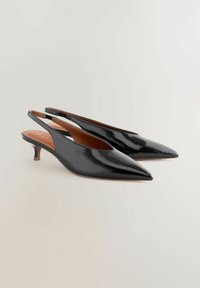 Schwarze Lack-Slingback-Absätze zeichnen sich durch eine spitze Zehenpartie und einen kleinen, blockartigen Absatz aus, mit einem eleganten Design und glatter Textur.