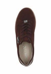 Burgundski sneakers s glatkom nubuk kožom, okruglim nosom, vezicama i bočnim patentnim zatvaračem. Imaju srebrni logo na ulošcima i kontrastnu petu.