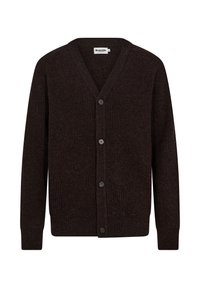Ruskea neulecardigan, jossa on V-pääntie, viisi nappia, ribbikuviointi ja pitkät hihat. Materiaali näyttää lämpimältä ja paksulta.