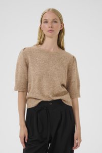 Maglione corto a maniche corte di un marrone chiaro realizzato in morbida lana, caratterizzato da una vestibilità rilassata, scollo rotondo e maniche a sbuffo sottili. Abbinato a pantaloni neri.