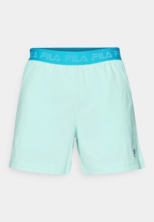 Světlé tyrkysové šortky s elastickým pasem, na kterém je modré logo Fila. Jsou vyrobeny z hladké, prodyšné tkaniny a mají jednoduchý design.