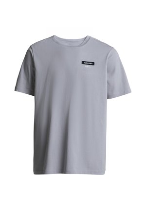 Lichtgrijs T-shirt met korte mouwen, ronde hals en een klein zwart label met de tekst "Alessandro" op de linkerborst.