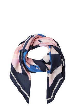 Écharpe en tissu doux torsadée en boucle avec des motifs abstraits rose, bleu, marine et blanc sur fond blanc.